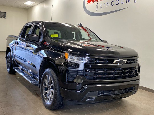 Used 2023 Chevrolet Silverado 1500 RST w/ Z71 Off-Road Package AWD/4WD image 2
