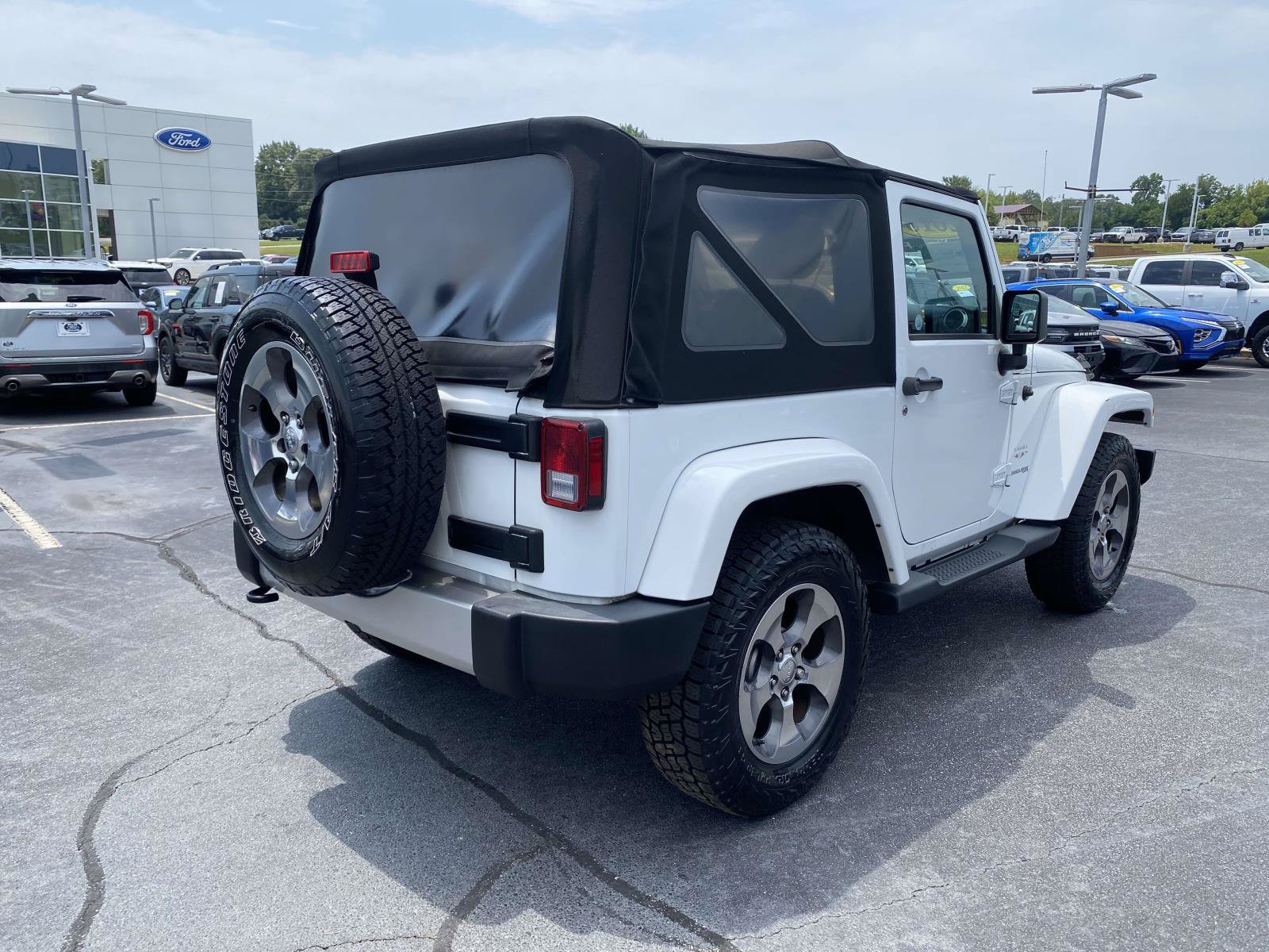 Used 2018 Jeep Wrangler Sahara w/ Connectivity Group AWD/4WD image 7