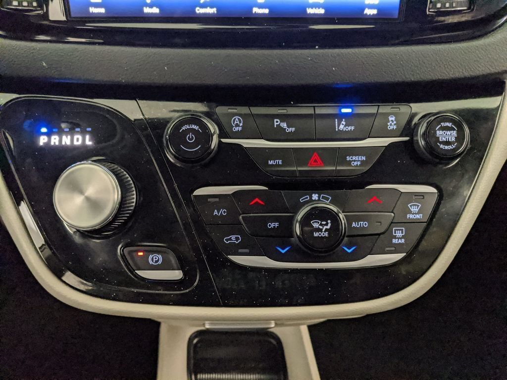 Used 2024 Chrysler Pacifica Touring-L FWD image 10