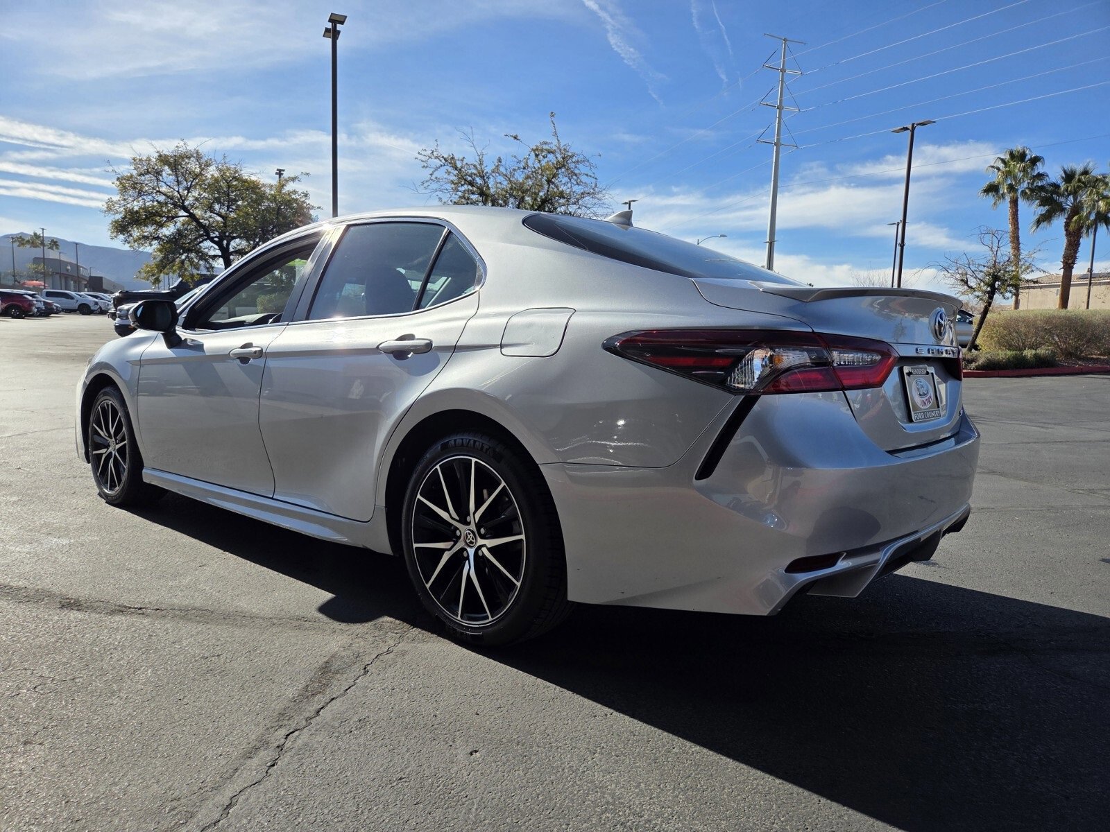 Used 2024 Toyota Camry SE image 3
