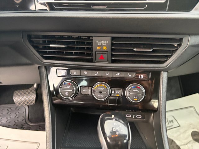 Used 2022 Volkswagen Jetta SE w/ Panoramic Sunroof Package FWD image 11