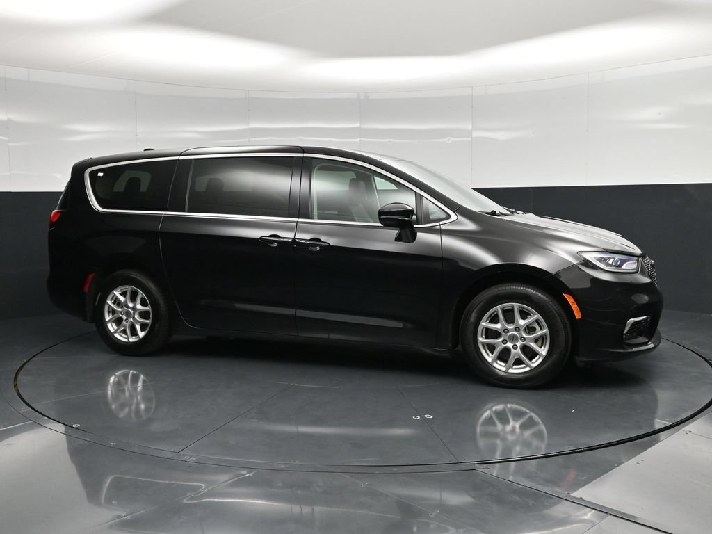 Used 2024 Chrysler Pacifica Touring-L FWD image 4