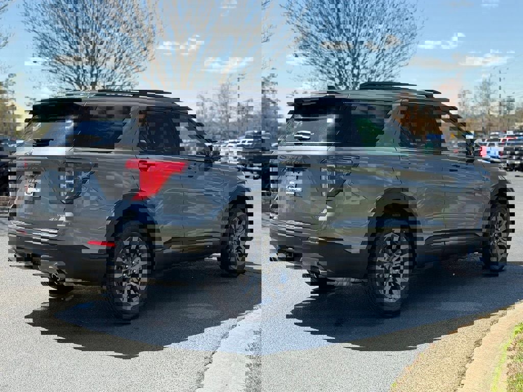 Certified 2022 Ford Explorer XLT w/ Equipment Group 202A image 3