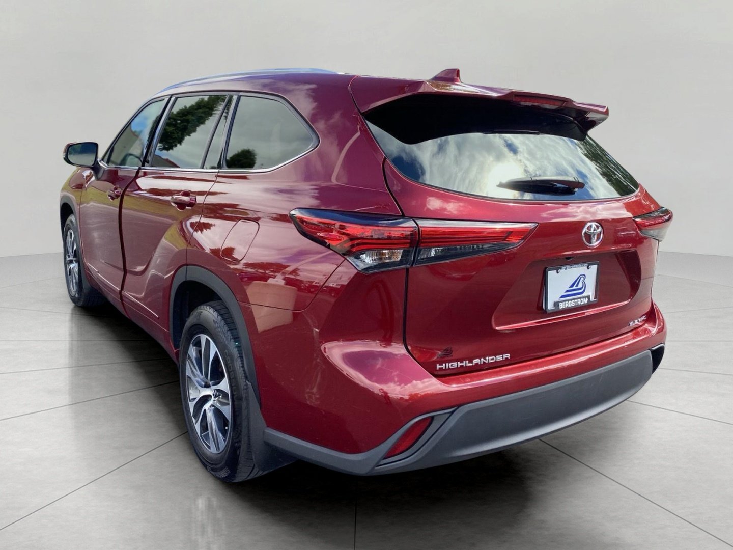 Used 2022 Toyota Highlander XLE AWD/4WD image 13