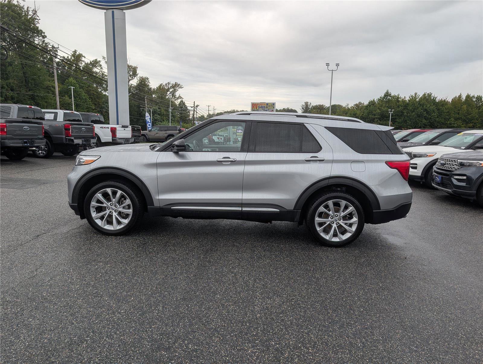 Certified 2022 Ford Explorer Platinum w/ Equipment Group 601A image 2