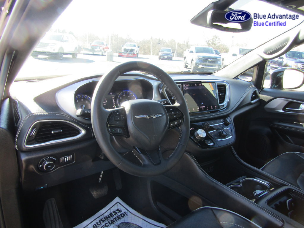 Used 2025 Chrysler Pacifica Limited FWD image 14
