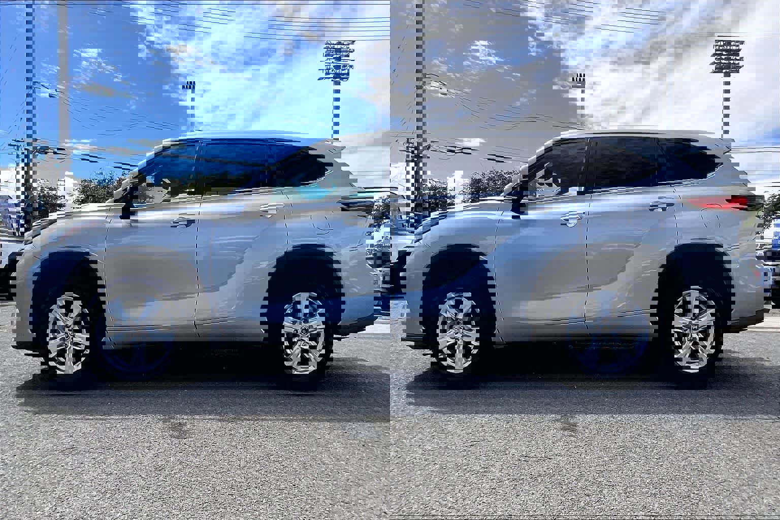 Used 2023 Toyota Highlander L FWD image 5