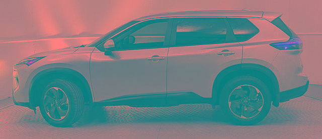 Used 2025 Nissan Rogue SV image 2