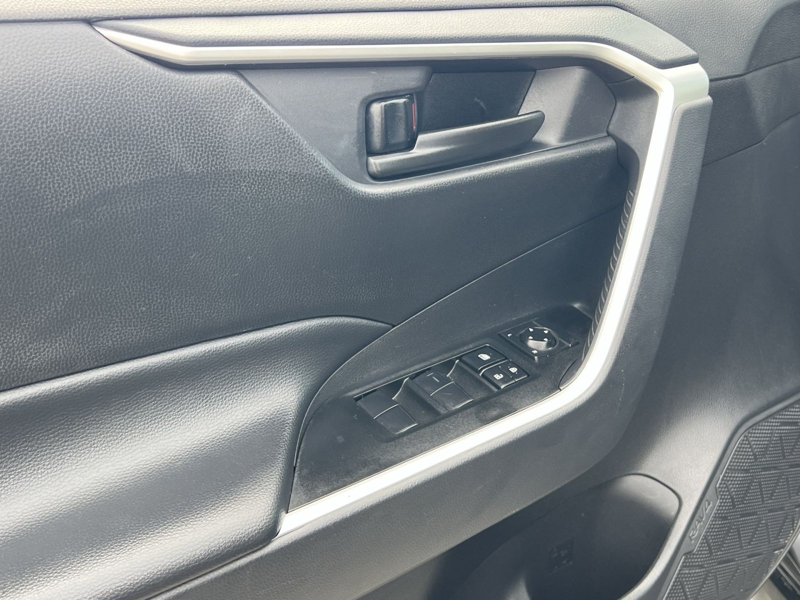 Used 2025 Toyota RAV4 LE AWD/4WD image 15