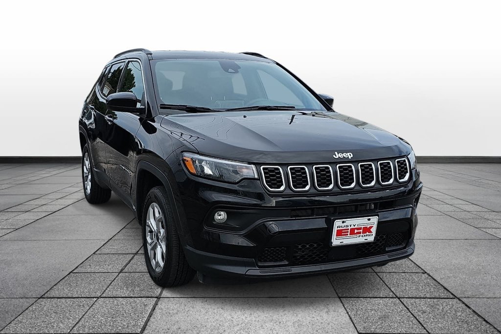 Used 2025 Jeep Compass Latitude AWD/4WD image 3