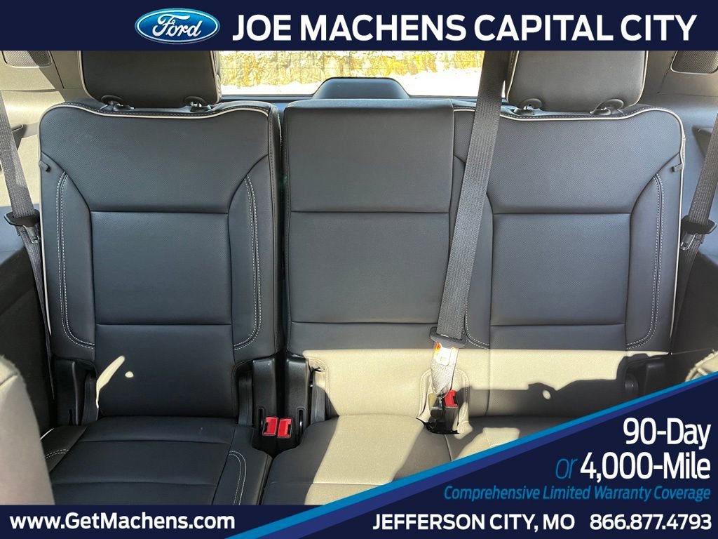 Used 2024 GMC Yukon SLT w/ SLT Luxury Package image 10