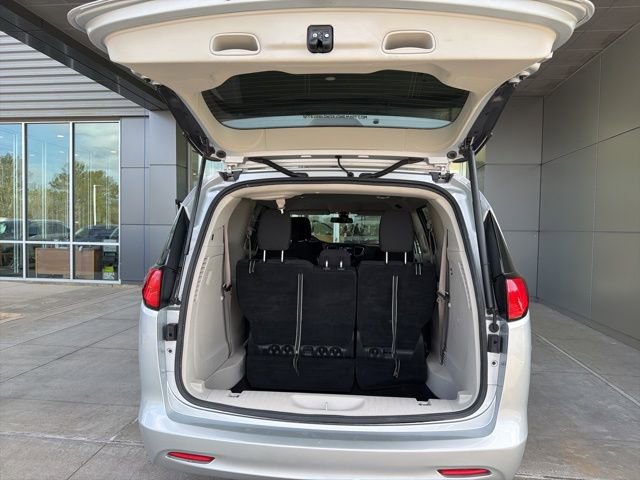 Used 2022 Chrysler Voyager LX FWD image 14