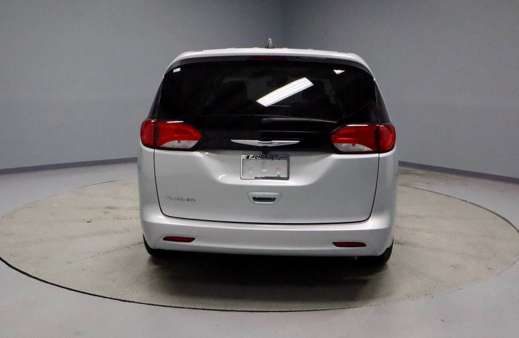 Used 2024 Chrysler Voyager LX image 9