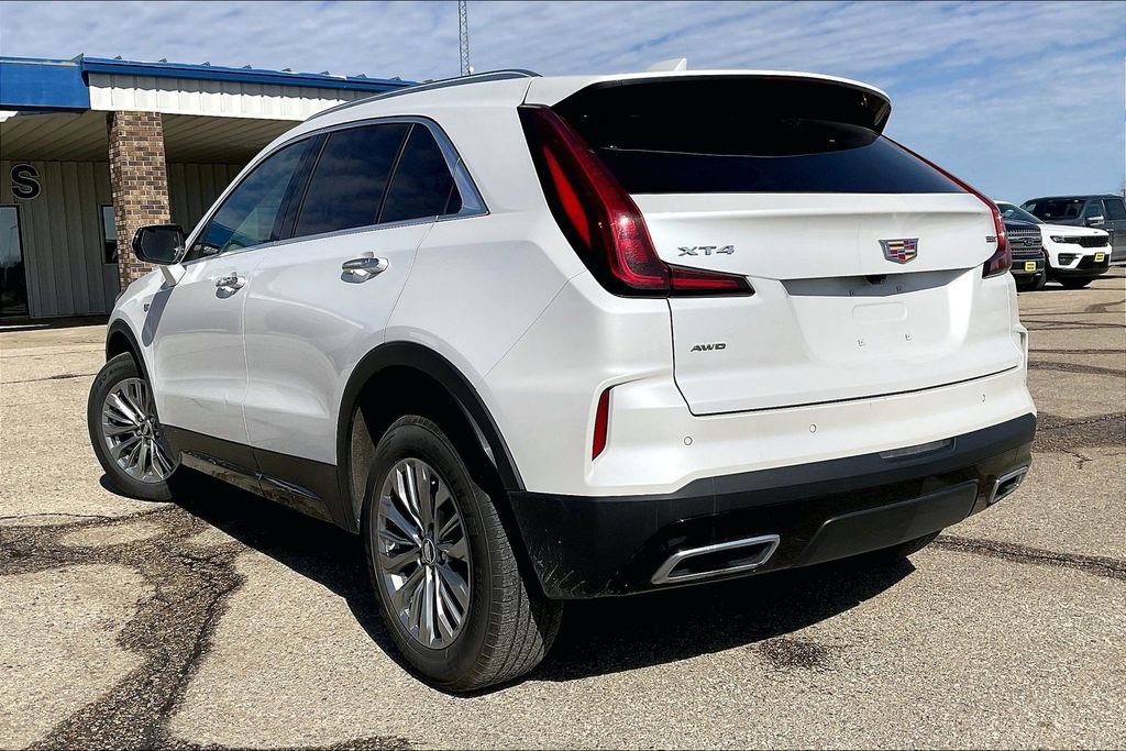 Used 2024 Cadillac XT4 Premium Luxury image 2