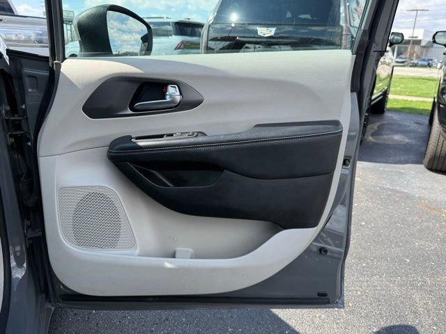 Used 2023 Chrysler Pacifica Touring-L image 23