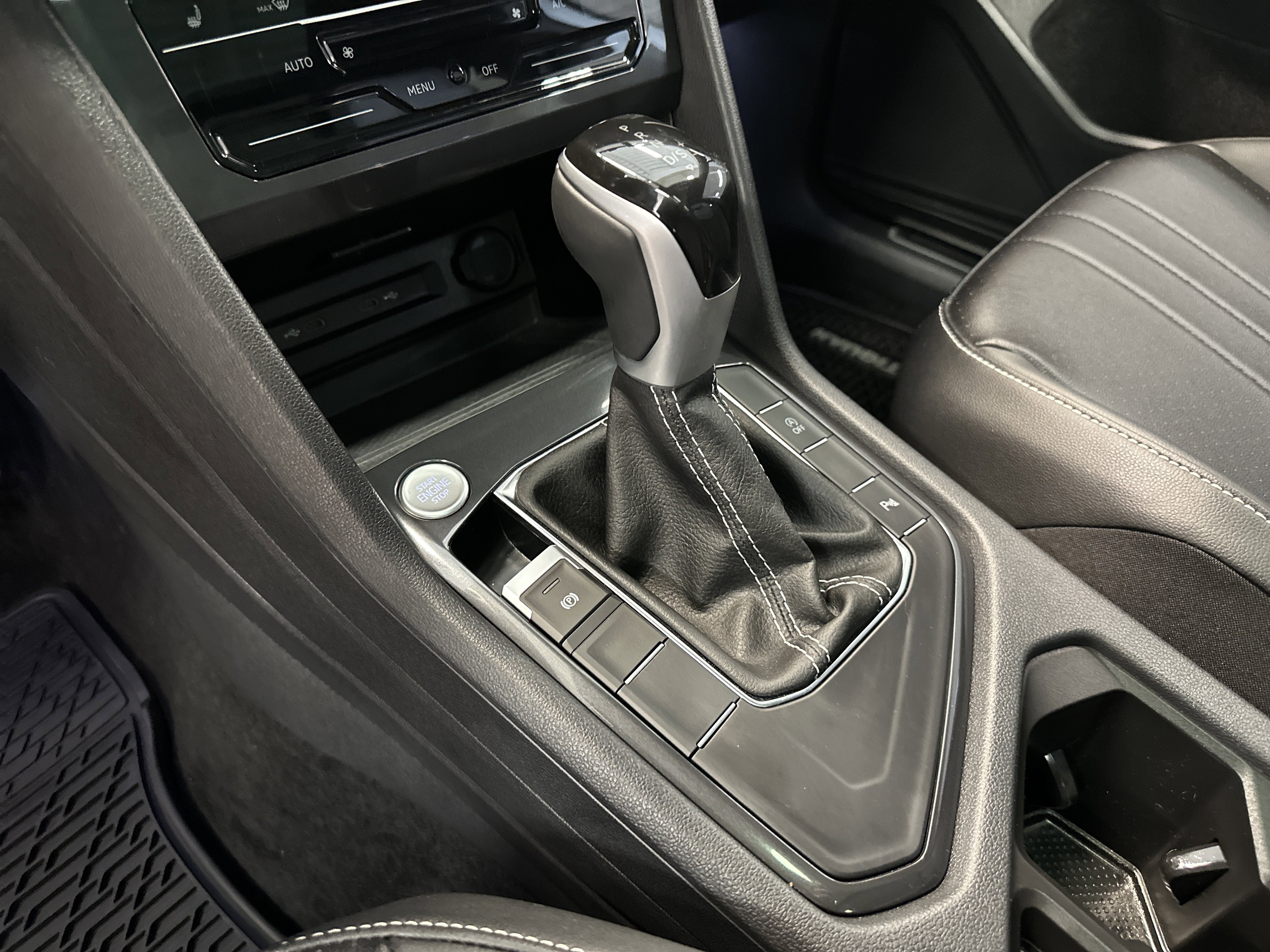 Used 2024 Volkswagen Tiguan SE R-Line image 32