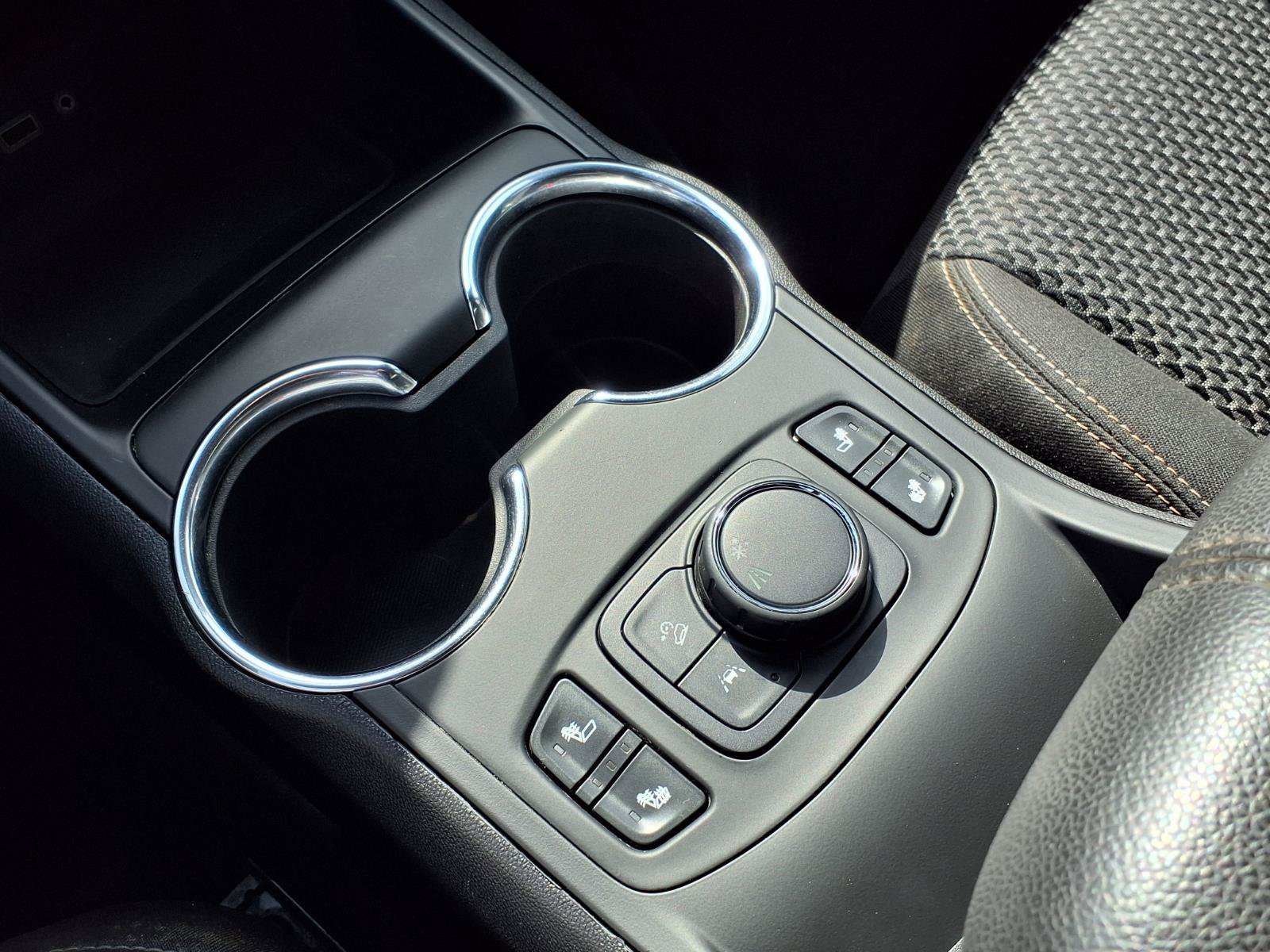 Used 2023 GMC Terrain SLE w/ Driver Convenience Package FWD image 9