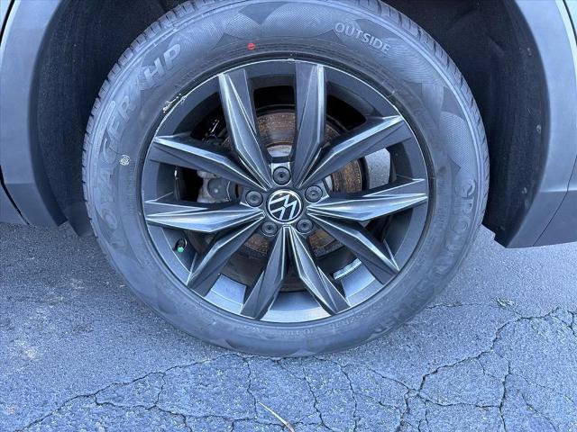 Used 2023 Volkswagen Tiguan SE w/ Panoramic Sunroof Package FWD image 14