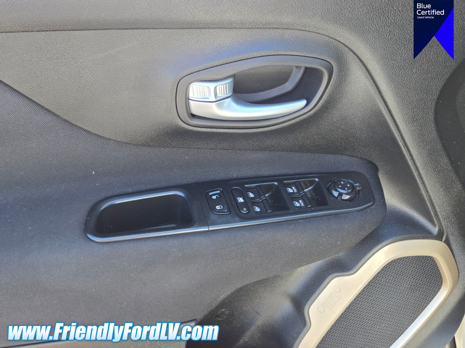 Used 2017 Jeep Renegade Latitude AWD/4WD image 18