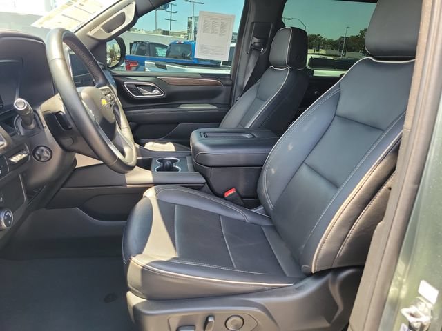 Used 2024 Chevrolet Suburban Premier w/ Premium Package 2 AWD/4WD image 19