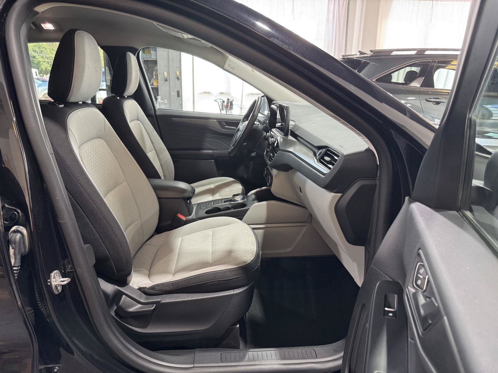 Certified 2025 Ford Escape Active w/ Cold Weather Package FWD image 24
