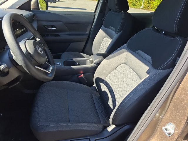 Used 2025 Nissan Kicks SV w/ SV Premium Package FWD image 15