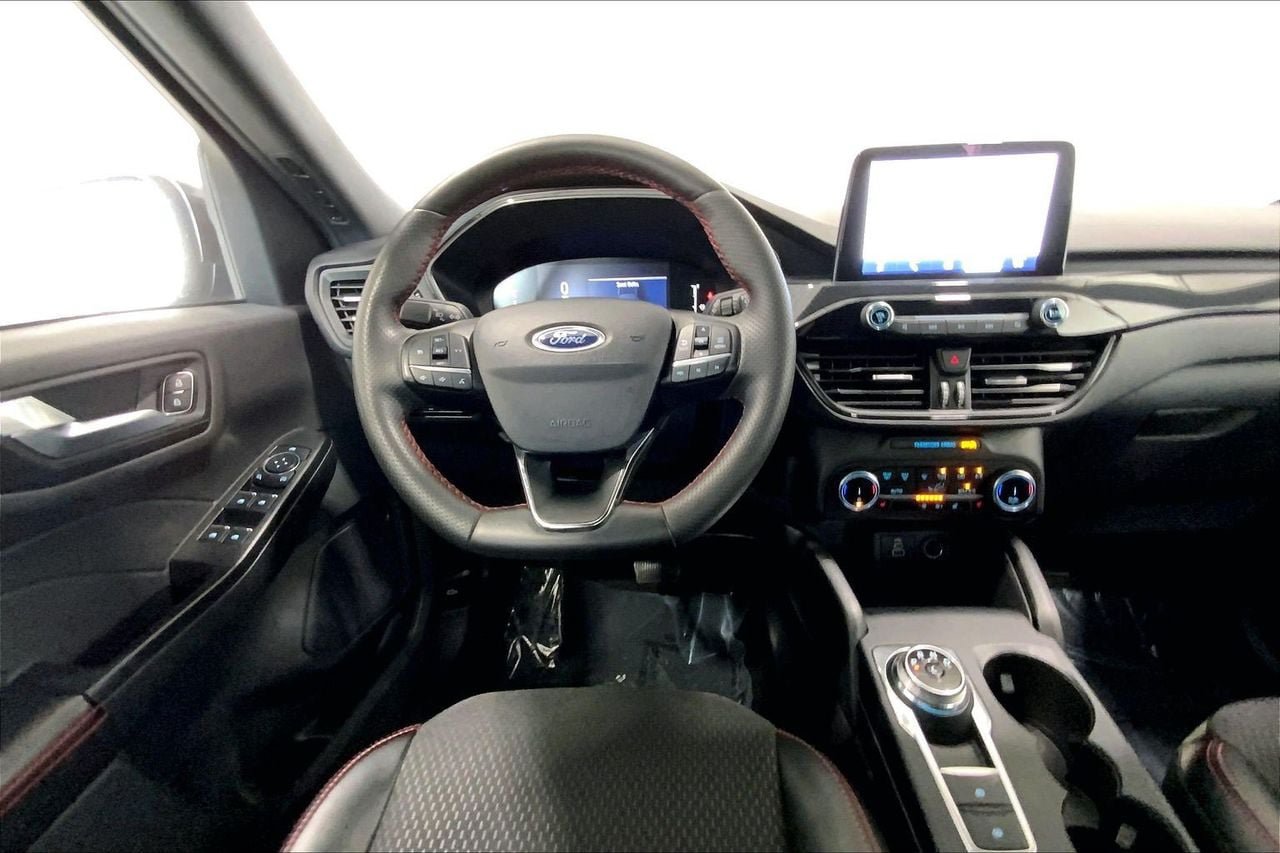 Certified 2025 Ford Escape ST-Line Select AWD/4WD image 4