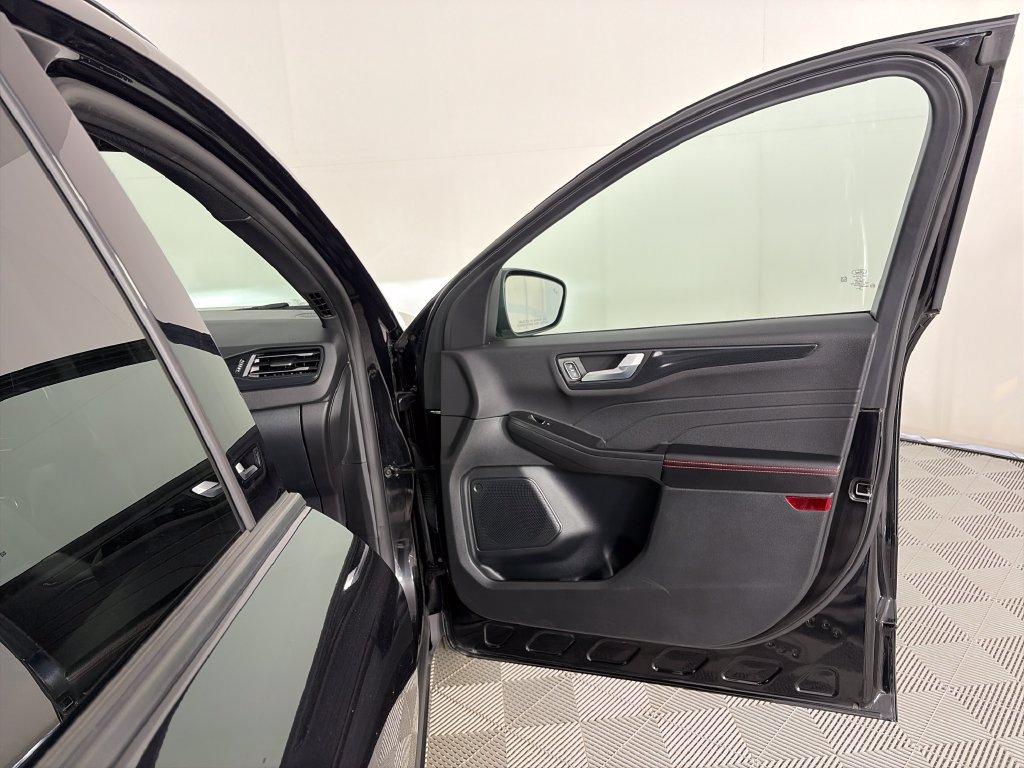 Certified 2025 Ford Escape ST-Line Select AWD/4WD image 30