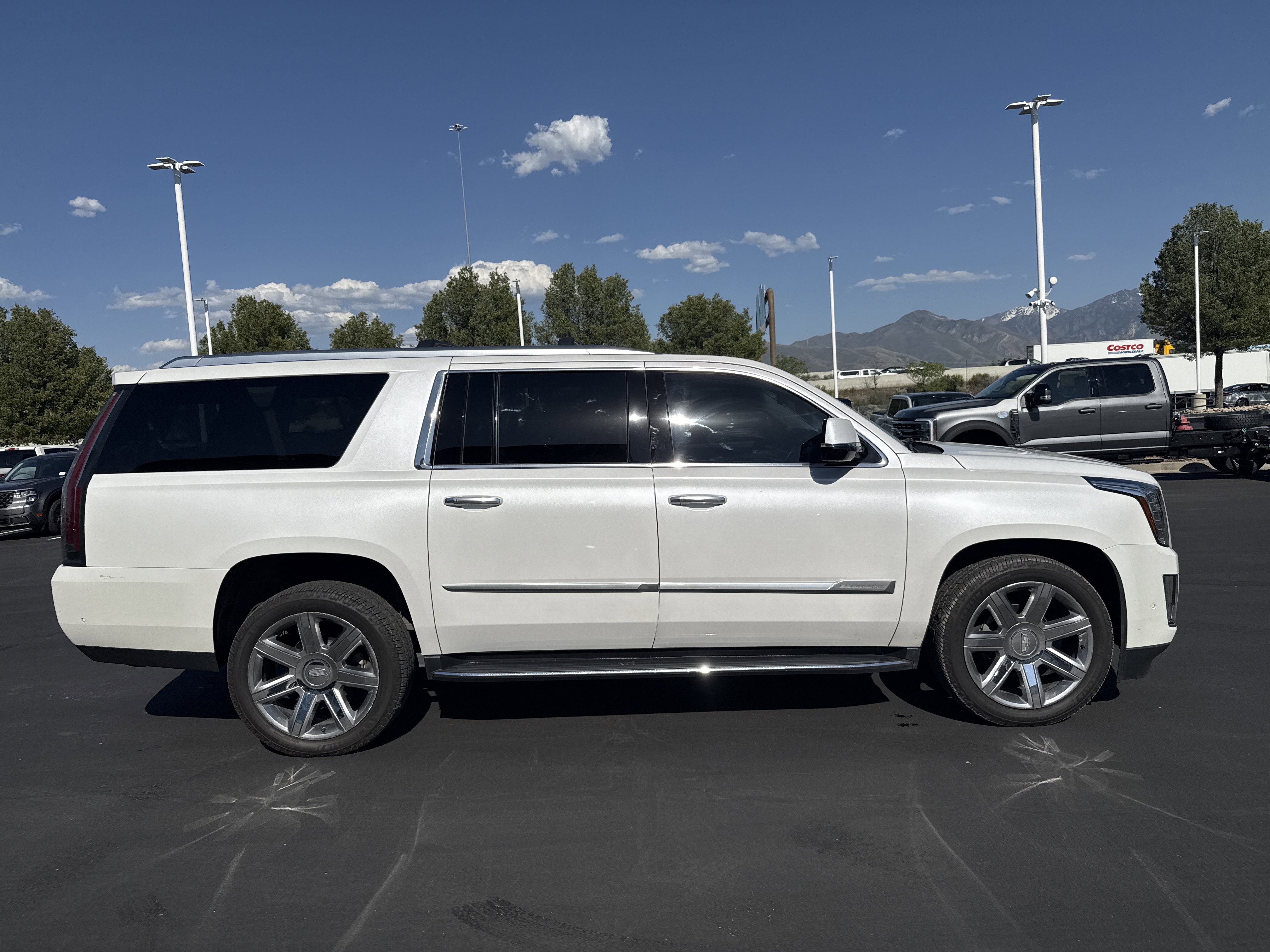Used 2019 Cadillac Escalade ESV Luxury AWD/4WD image 6