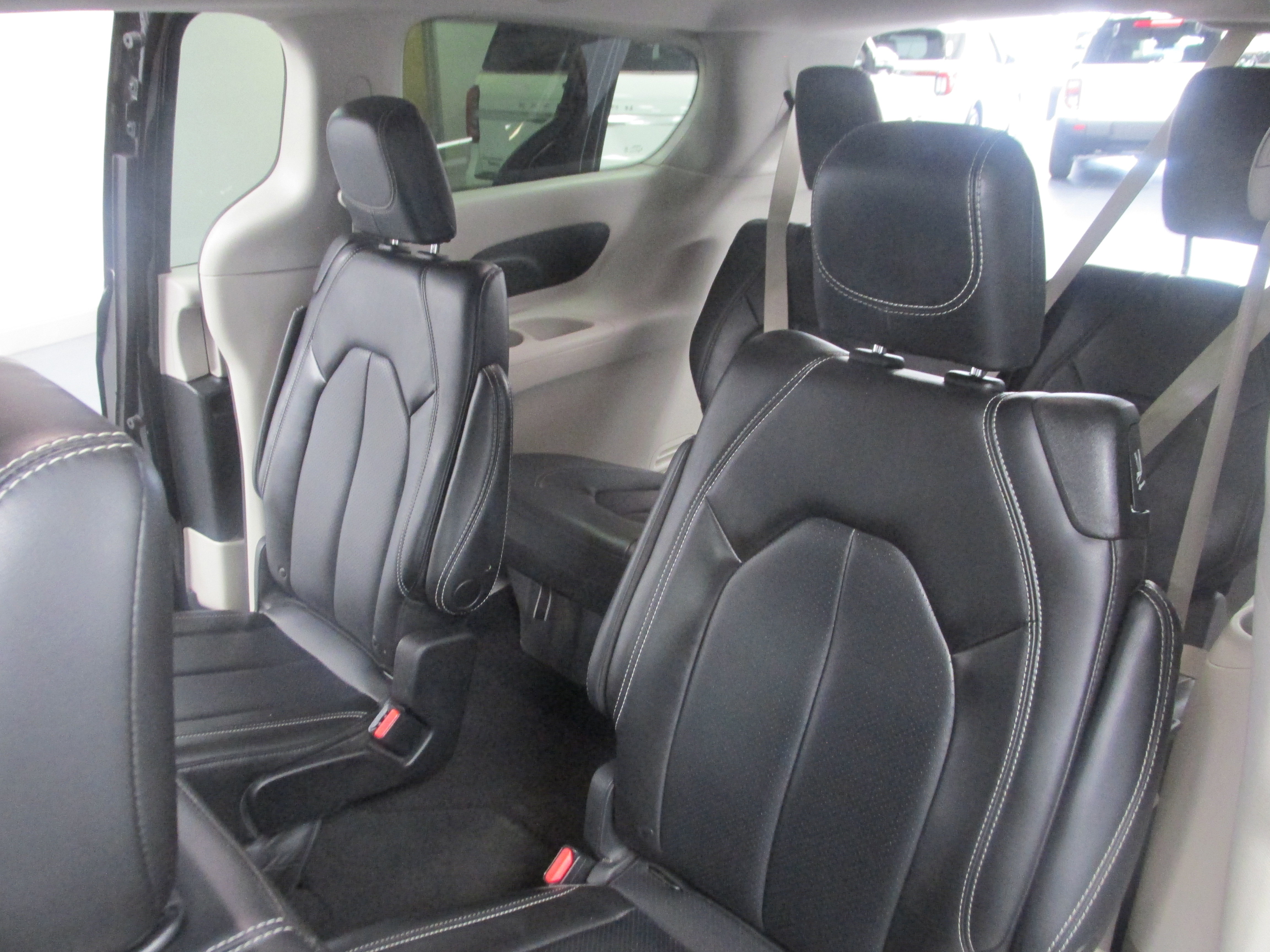 Used 2023 Chrysler Pacifica Touring-L FWD image 24