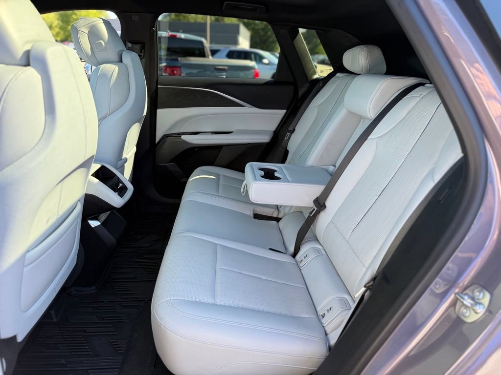 Used 2024 Cadillac Lyriq Luxury w/ LPO, Floor Liner Package AWD/4WD image 18