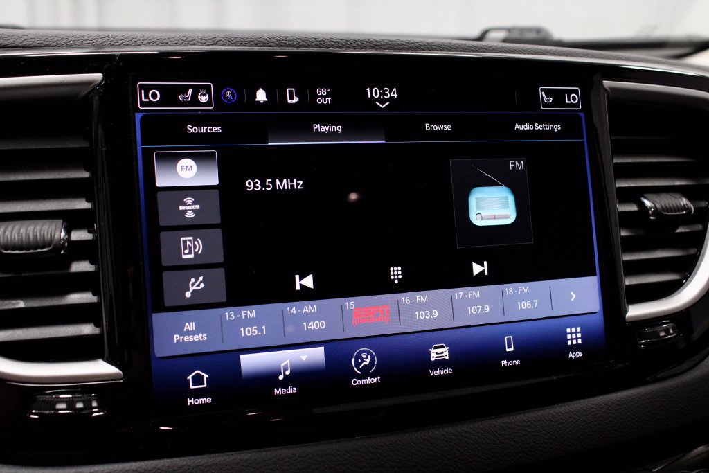 Used 2024 Chrysler Pacifica Touring-L FWD image 3