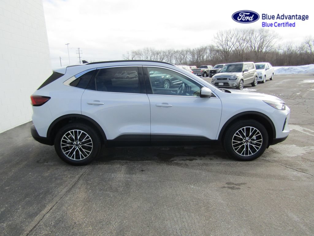 Certified 2025 Ford Escape SE FWD image 8