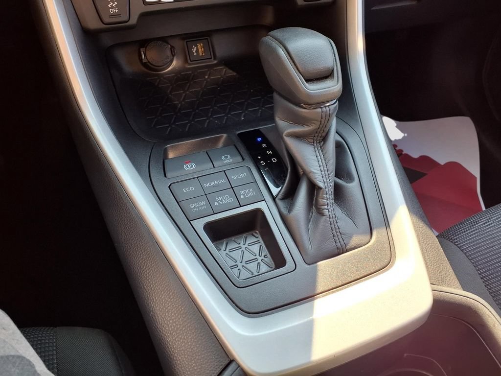Used 2025 Toyota RAV4 LE AWD/4WD image 16