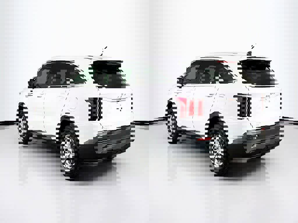 Used 2023 Kia Sorento LX image 3