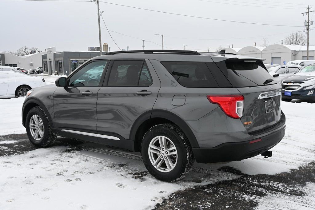 Certified 2023 Ford Explorer XLT image 3