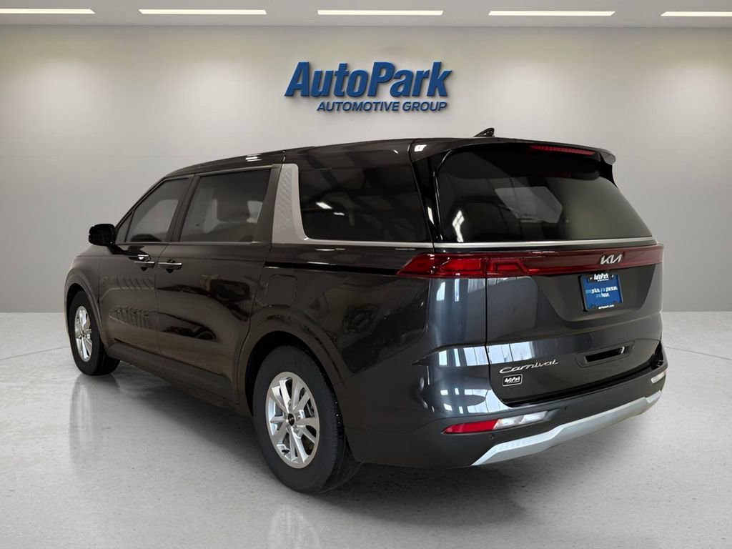 Used 2022 Kia Carnival LX image 3