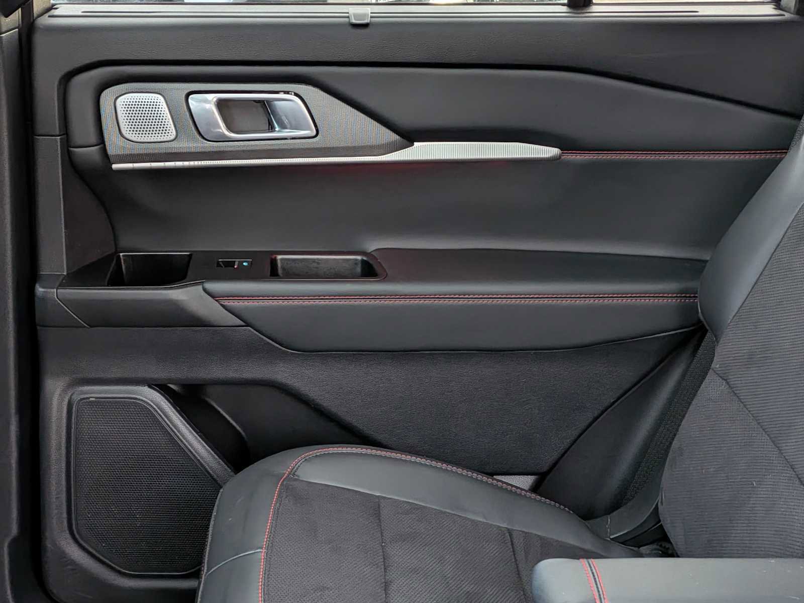 Certified 2025 Ford Explorer ST image 18