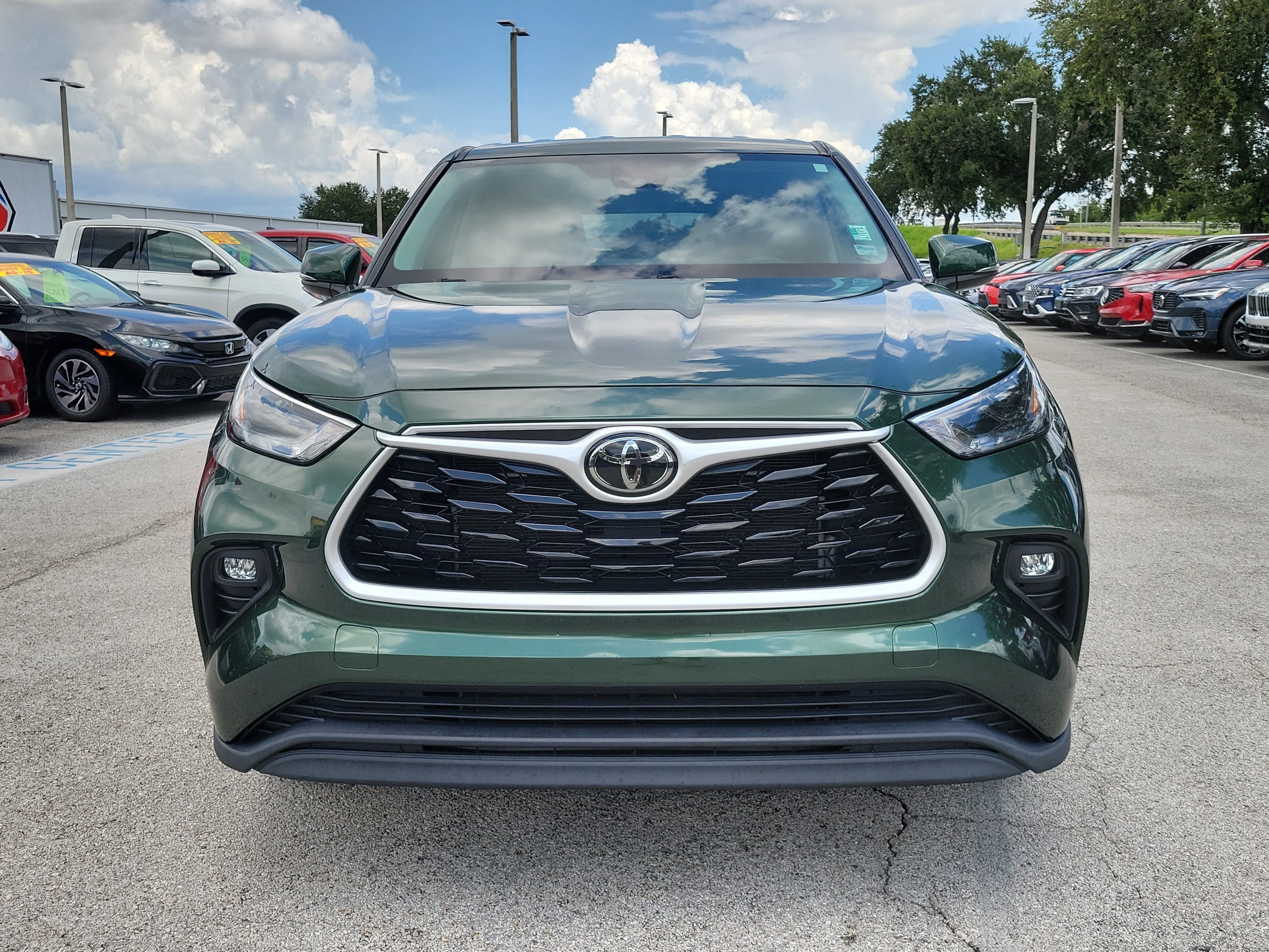 Used 2023 Toyota Highlander LE FWD image 2