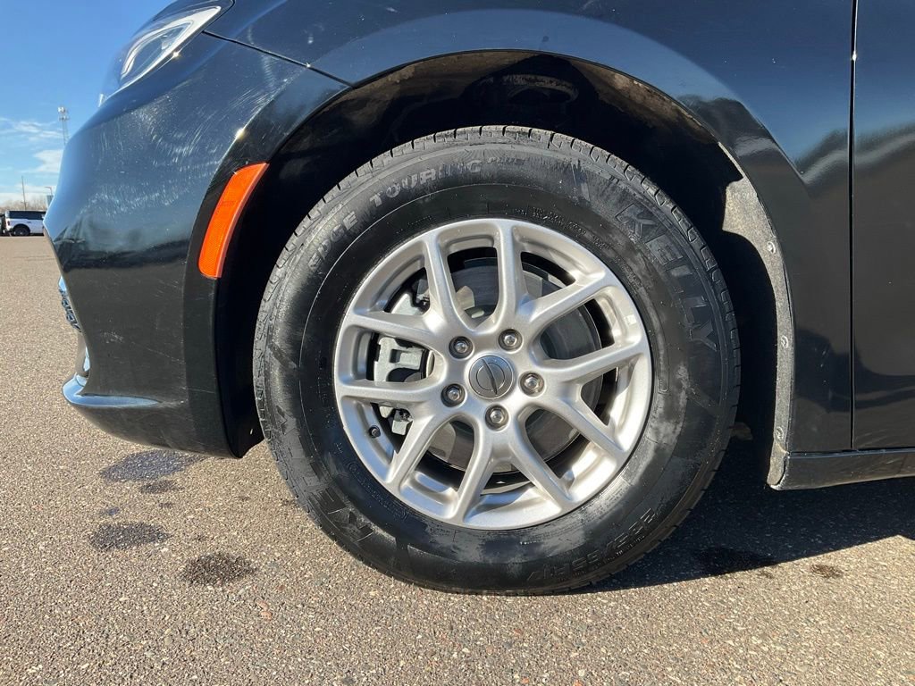 Used 2024 Chrysler Pacifica Touring-L image 36