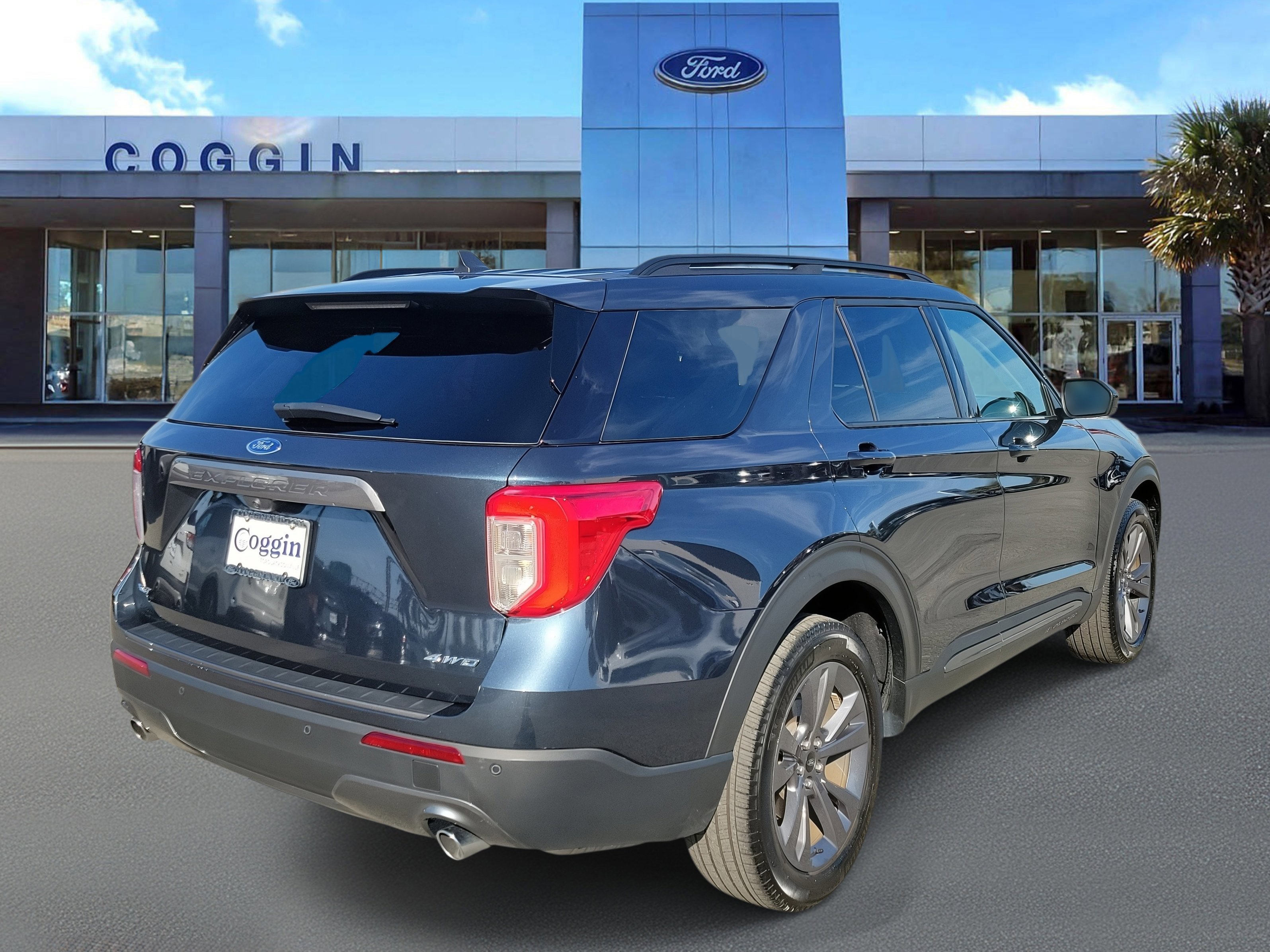 Certified 2023 Ford Explorer XLT w/ Equipment Group 202A image 3