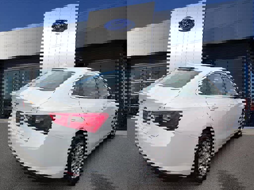 Used 2023 Chevrolet Malibu LT image 2