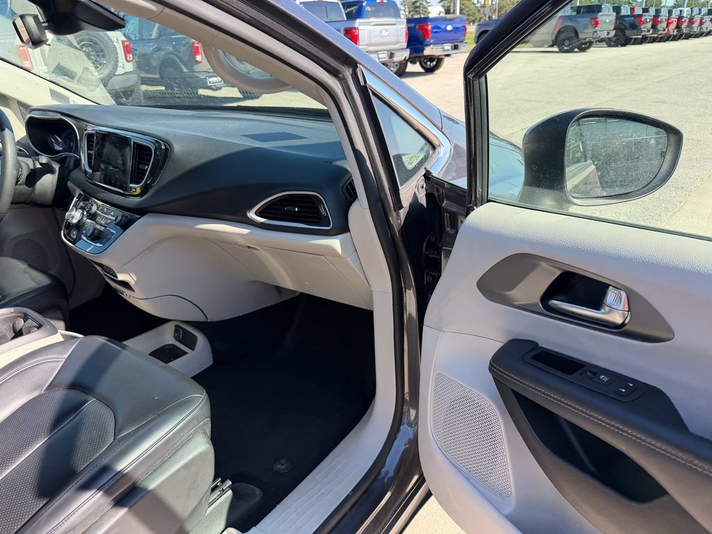 Used 2023 Chrysler Pacifica Touring-L FWD image 21