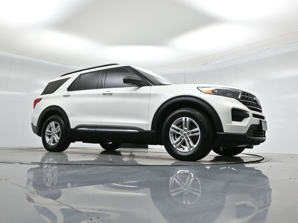 Certified 2023 Ford Explorer XLT image 2