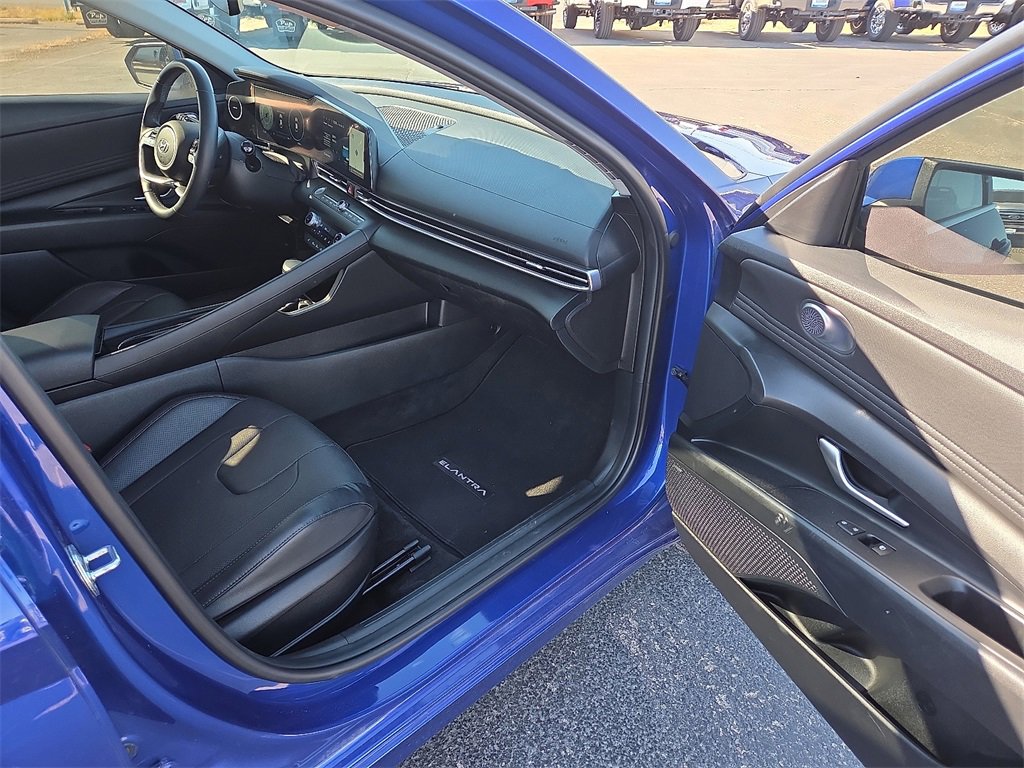 Used 2023 Hyundai Elantra Limited image 12