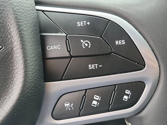 Used 2025 Chrysler Pacifica Select image 9