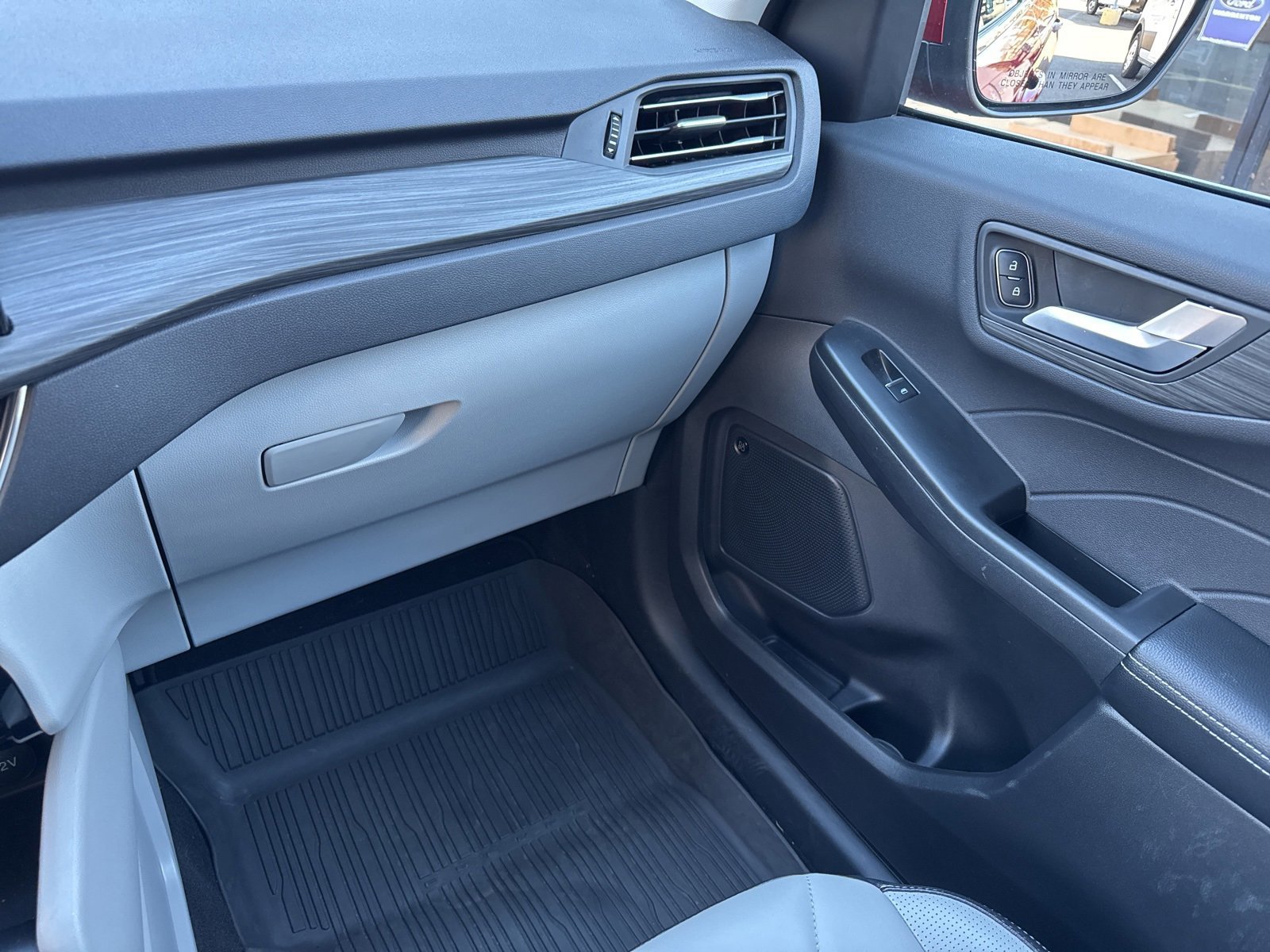 Certified 2025 Ford Escape SE w/ PHEV Premium Package image 33