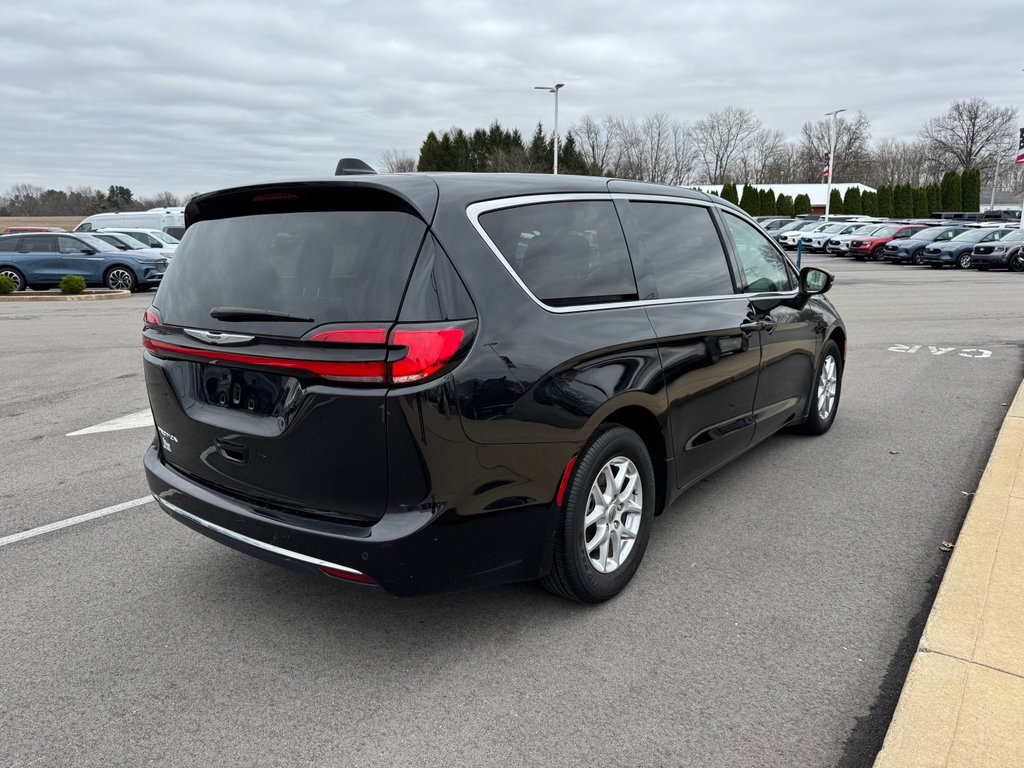 Used 2023 Chrysler Pacifica Touring-L FWD image 8