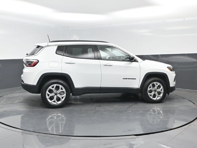 Used 2025 Jeep Compass Latitude w/ Sun & Sound Group AWD/4WD image 3