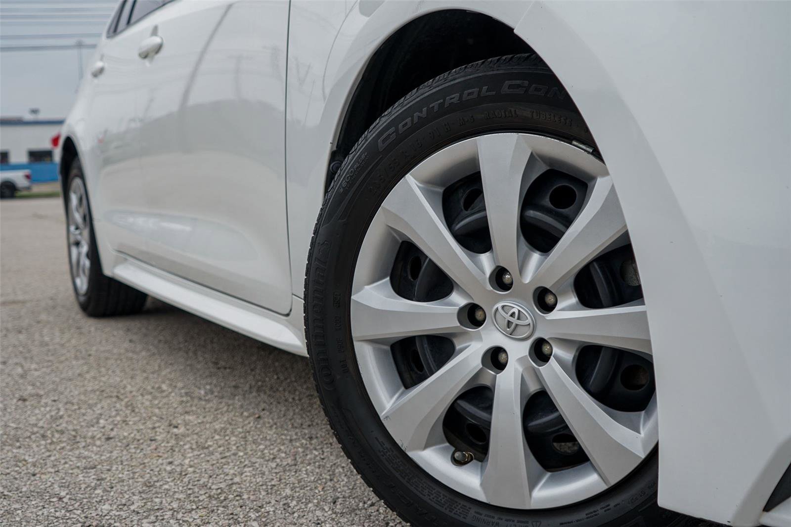 Used 2020 Toyota Corolla LE FWD image 2